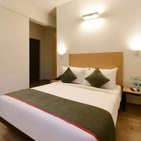 Super Townhouse Airport Road Hotell Yelahanka Exteriör bild