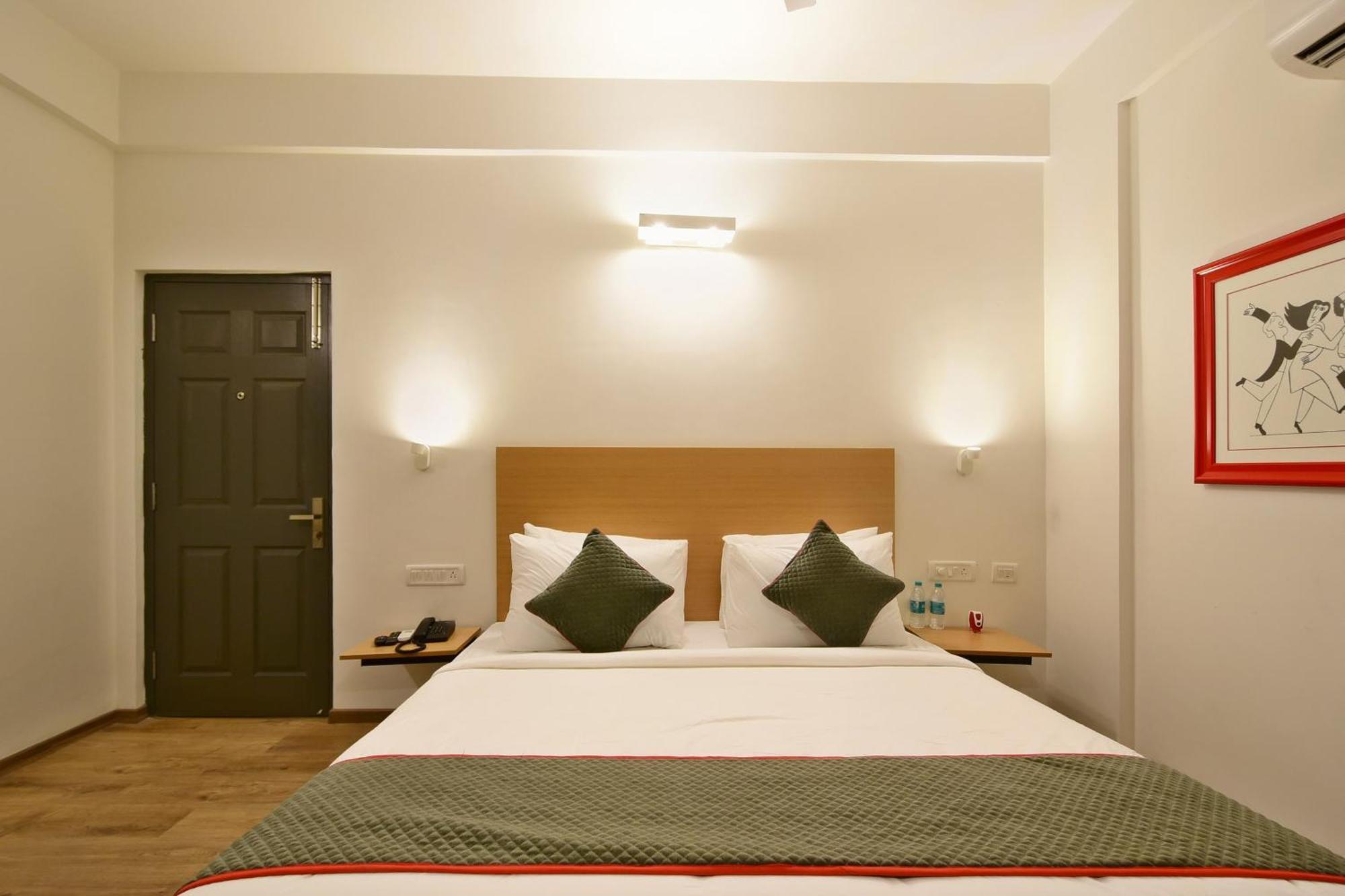 Super Townhouse Airport Road Hotell Yelahanka Exteriör bild