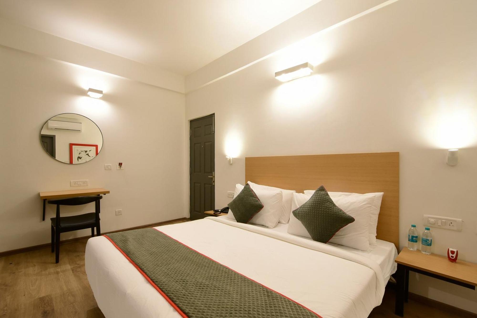 Super Townhouse Airport Road Hotell Yelahanka Exteriör bild