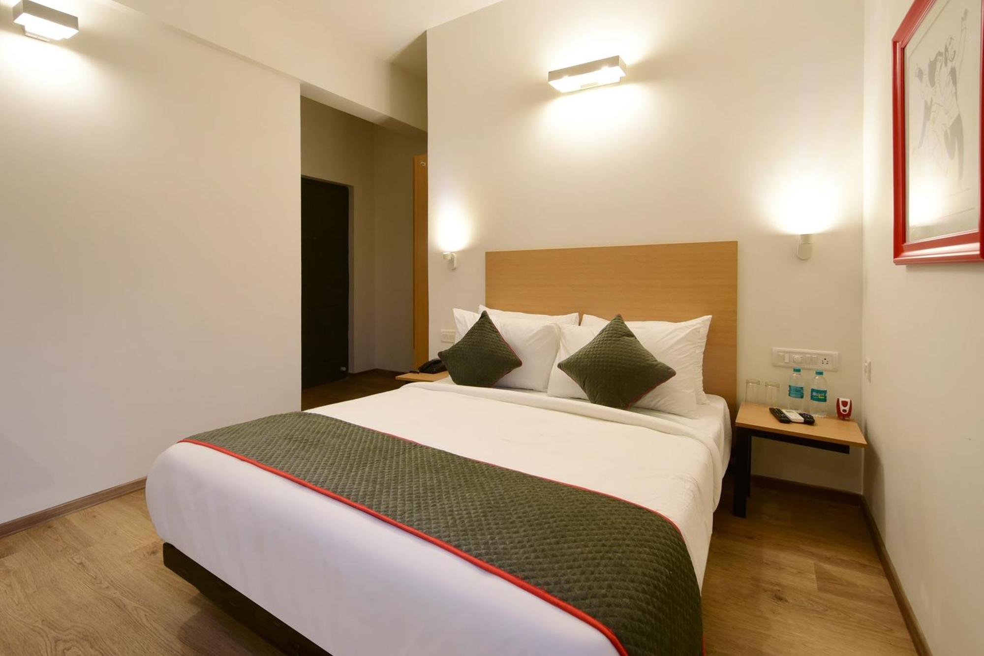 Super Townhouse Airport Road Hotell Yelahanka Exteriör bild