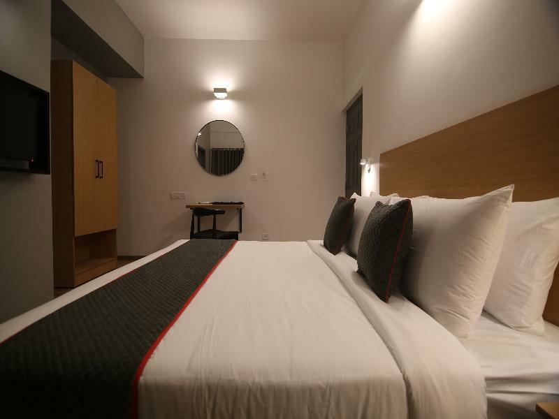 Super Townhouse Airport Road Hotell Yelahanka Exteriör bild