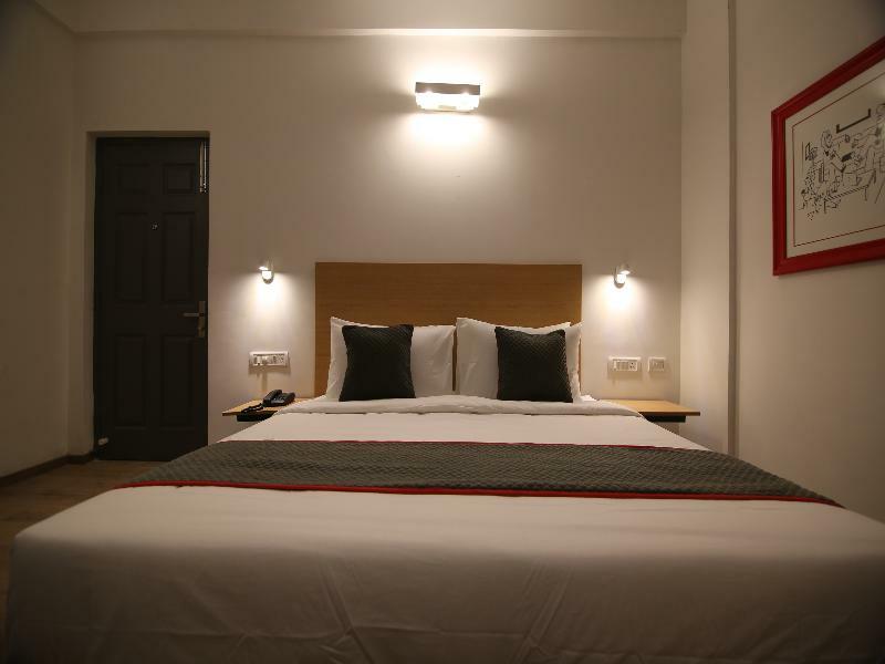 Super Townhouse Airport Road Hotell Yelahanka Exteriör bild