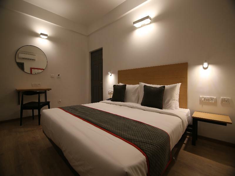 Super Townhouse Airport Road Hotell Yelahanka Exteriör bild