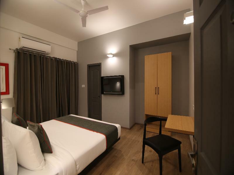 Super Townhouse Airport Road Hotell Yelahanka Exteriör bild